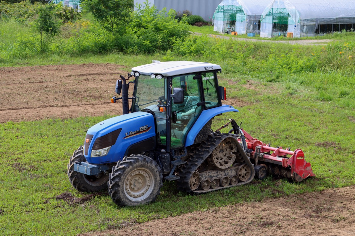 Solve Japan Tractor with Tracks jigsaw puzzle online with 77 pieces