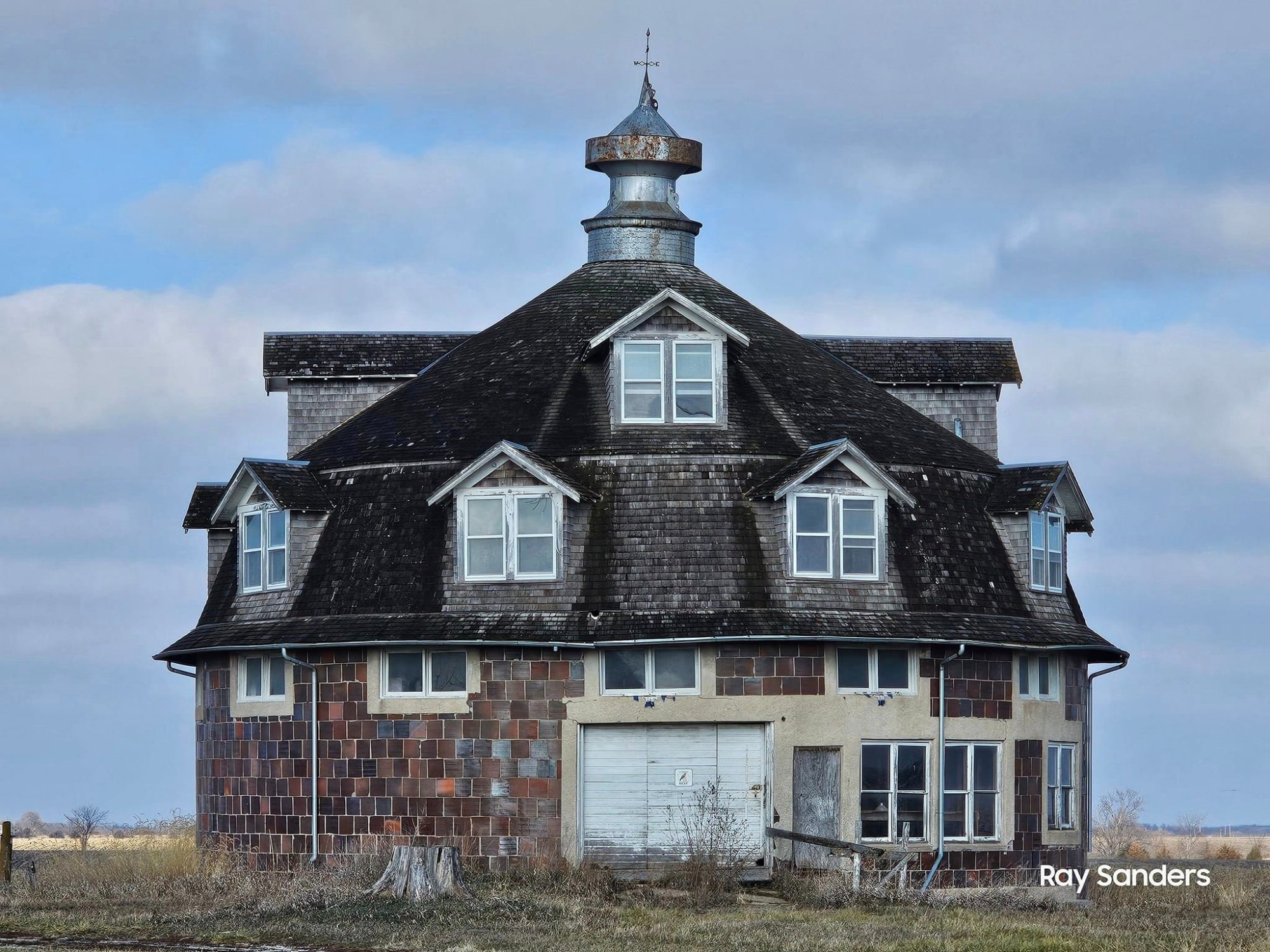 Solve Wickfield Round Barn Cantril Iowa Ray Sanders jigsaw puzzle