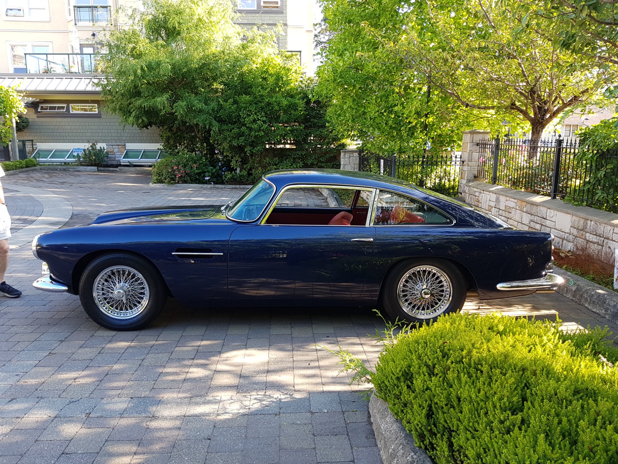 Solve aston martin jigsaw puzzle online with 108 pieces