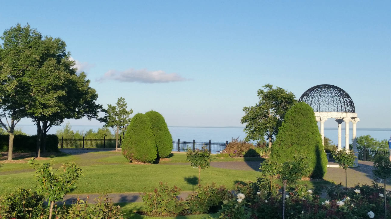 Solve Rose Garden Duluth MN jigsaw puzzle online with 91 pieces