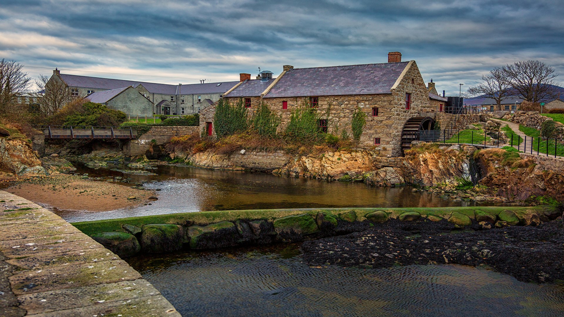 Solve Ireland_Annalong_Corn_mill jigsaw puzzle online with 180 pieces