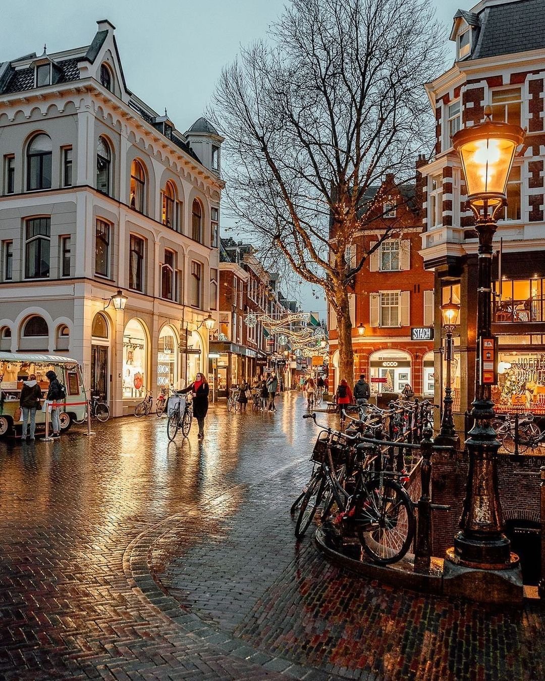 Solve Utrecht jigsaw puzzle online with 154 pieces