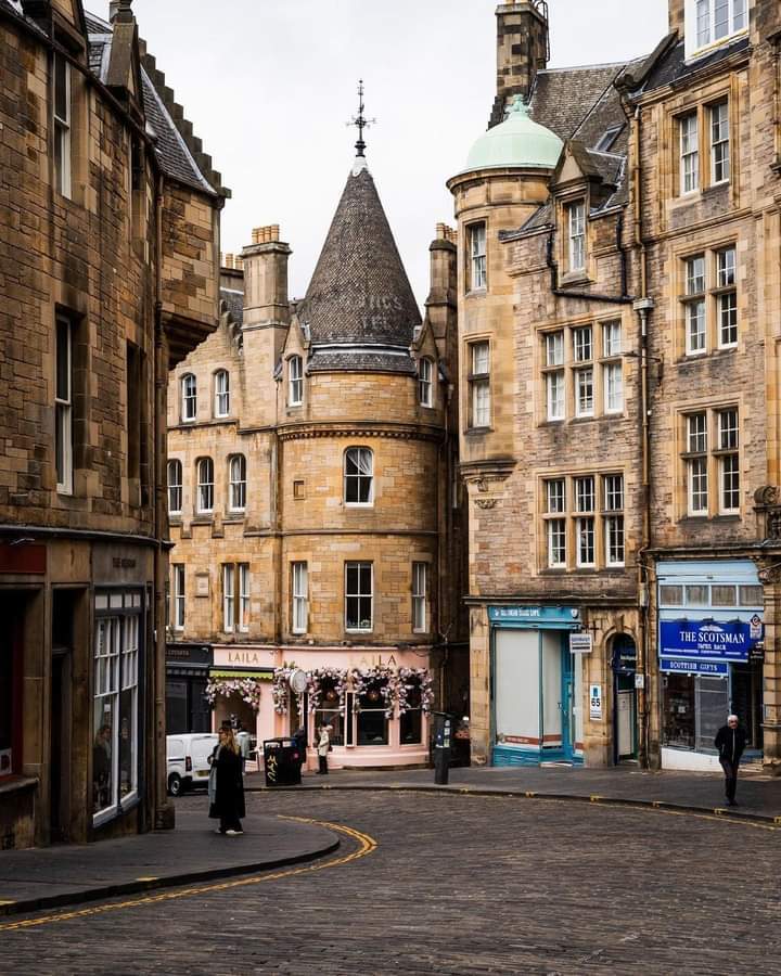 Solve Edinburgh jigsaw puzzle online with 30 pieces