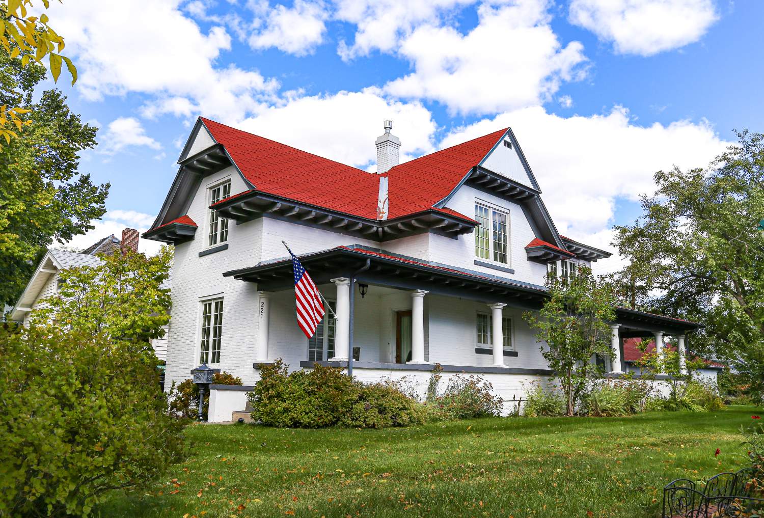 Solve THE RED ROOF INN jigsaw puzzle online with 96 pieces