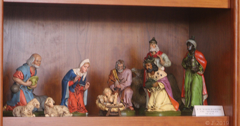 Solve Nativity Scene jigsaw puzzle online with 32 pieces