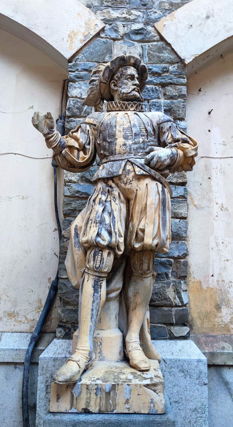 Solve Stone Statue jigsaw puzzle online with 128 pieces