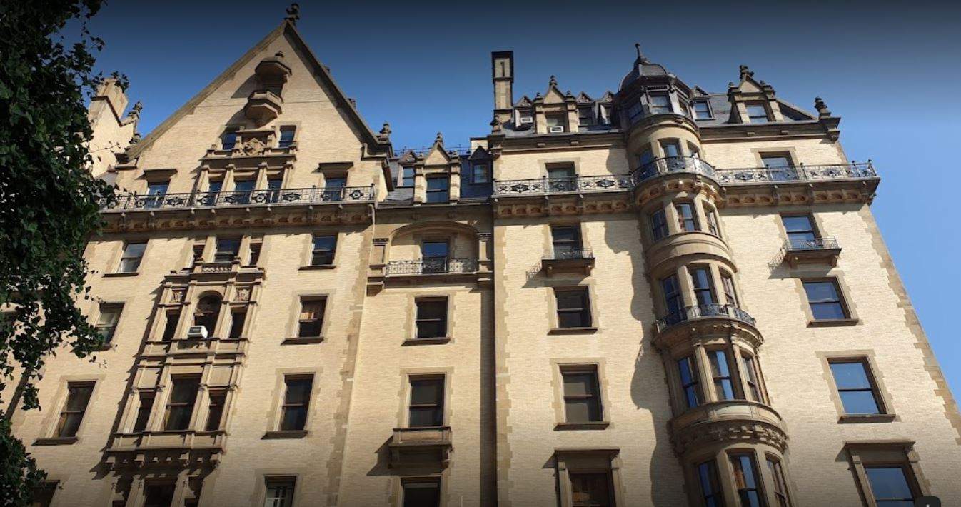 Solve The Dakota Apartments jigsaw puzzle online with 220 pieces