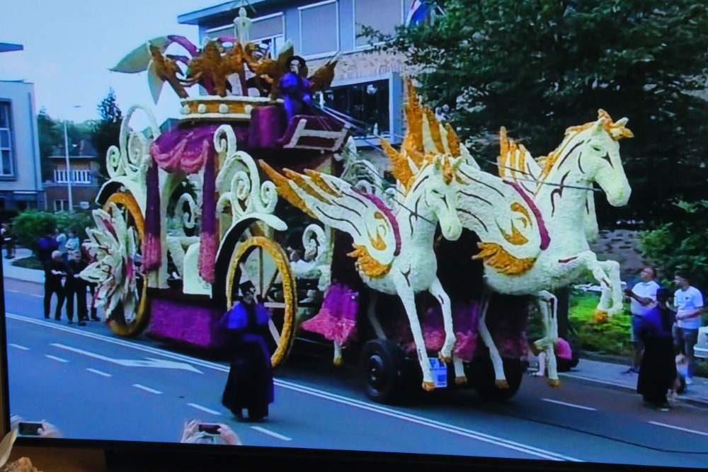 Solve Winterswijk Flower Parade 2022. /Wagons/figures made up with dahlia's. One of the biggest