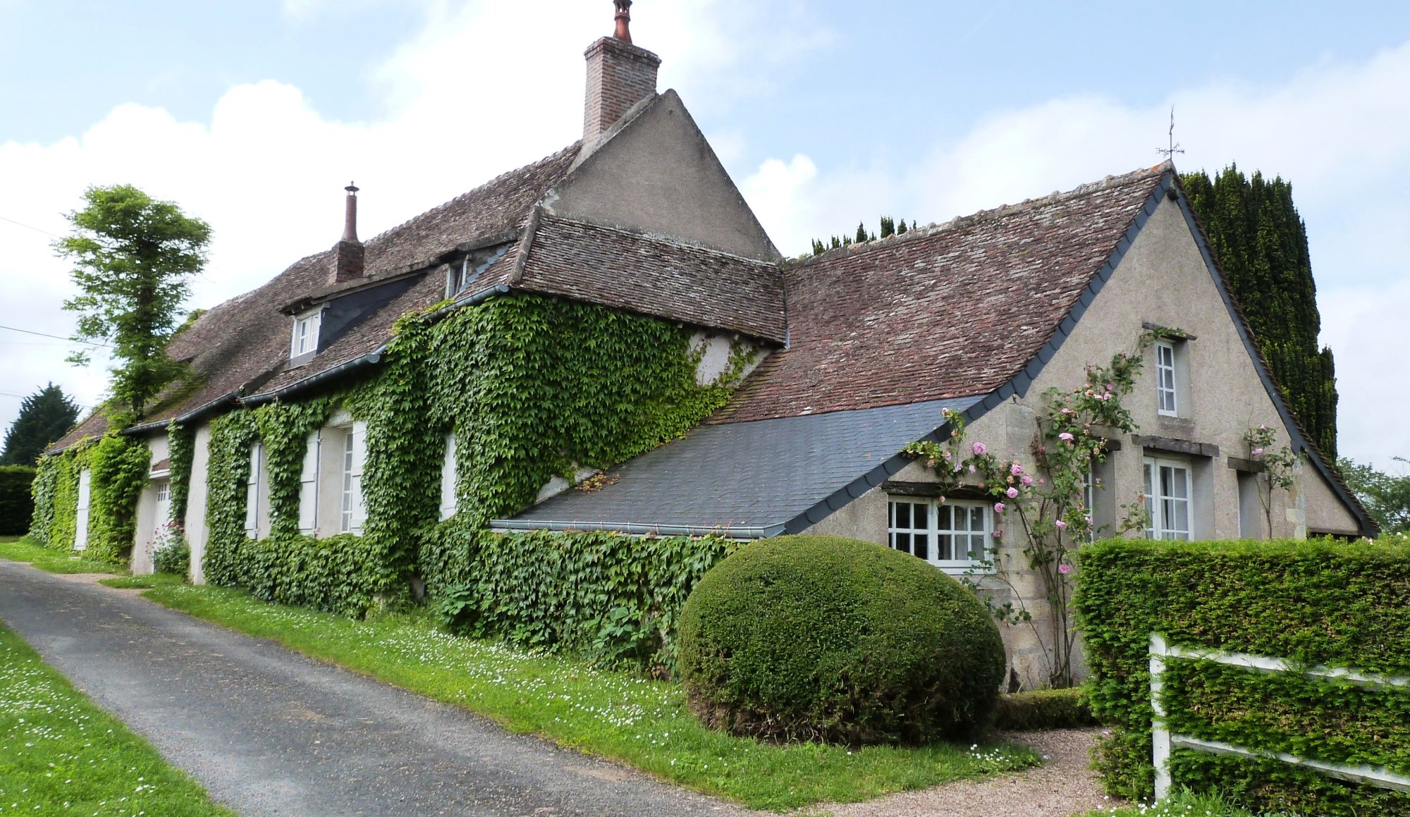 Solve House in France jigsaw puzzle online with 153 pieces
