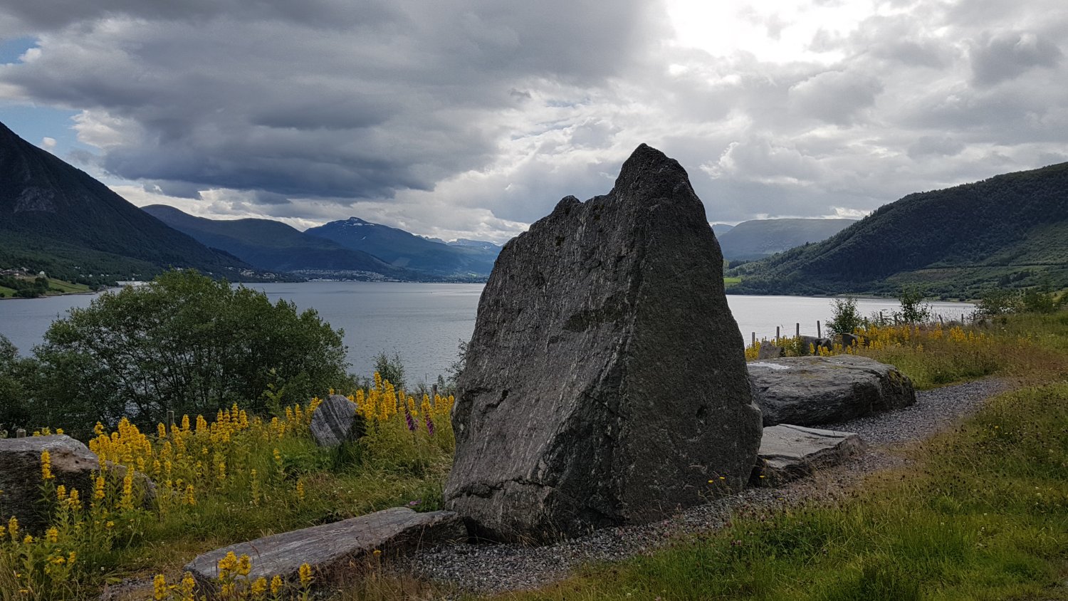 Solve Eiksund Tunnel, East End jigsaw puzzle online with 15 pieces