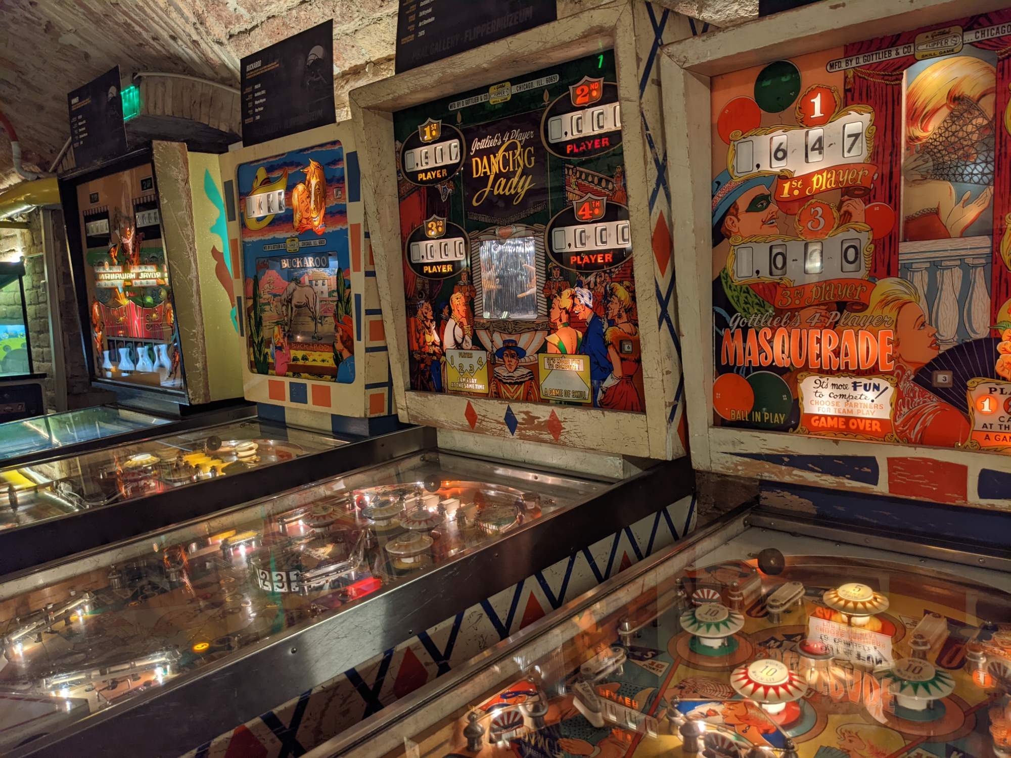Solve Classic Pinball jigsaw puzzle online with 221 pieces