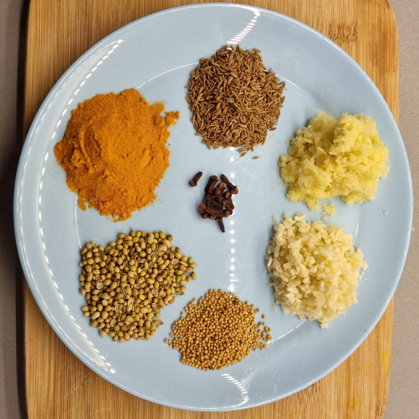 Solve Making a curry paste. jigsaw puzzle online with 121 pieces