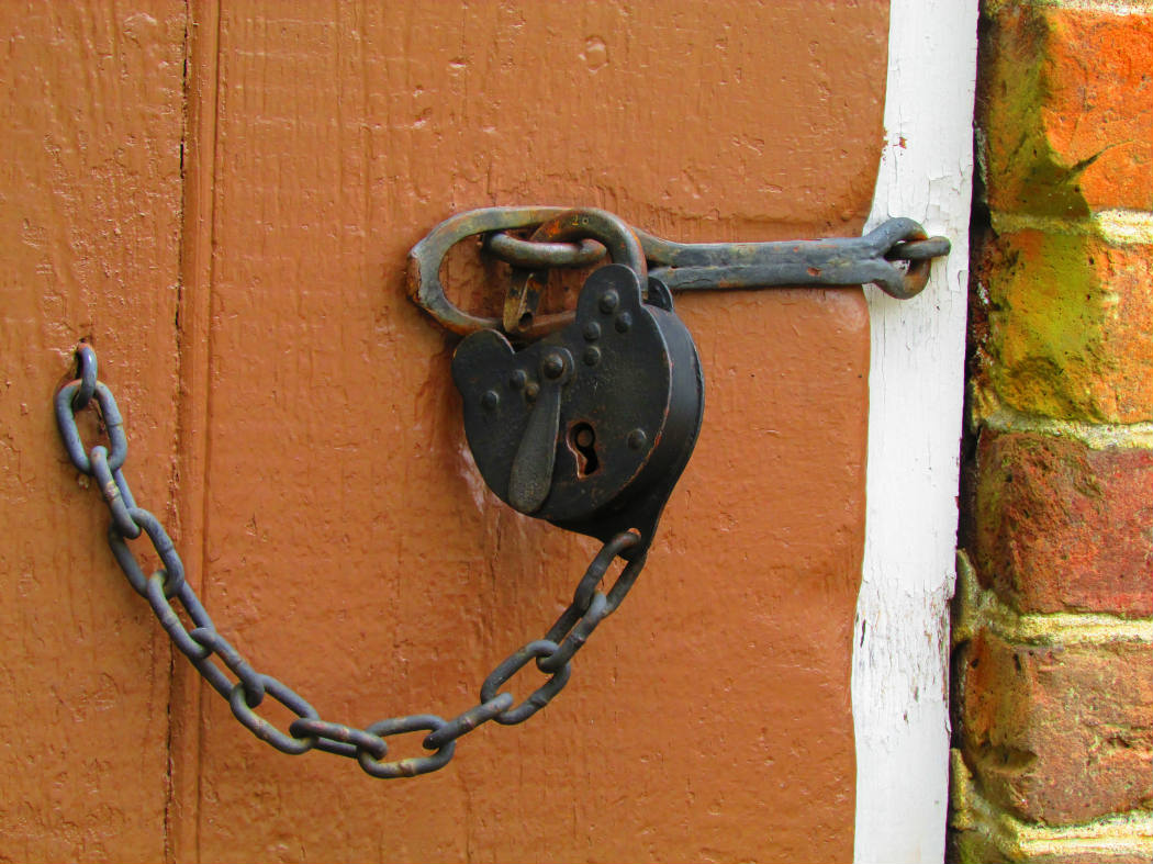 Solve Series Locks and Latches jigsaw puzzle online with 30 pieces