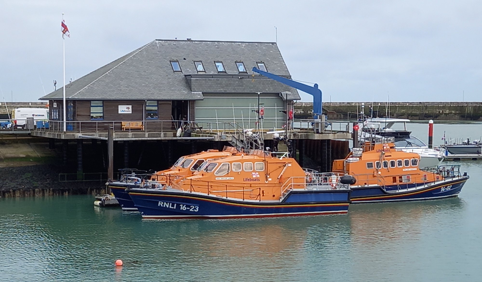 Solve Lifeboats jigsaw puzzle online with 77 pieces