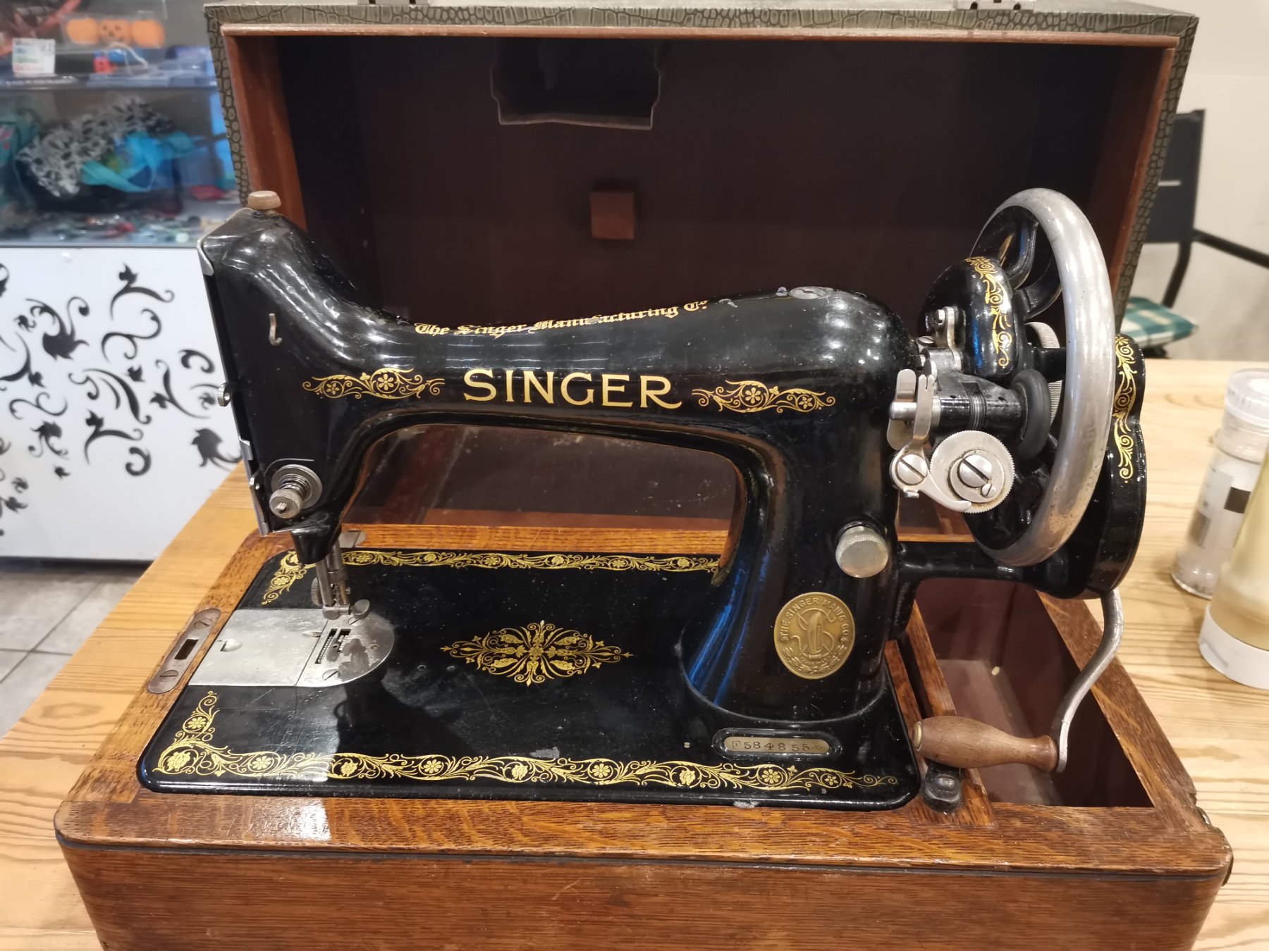 Solve Singer sewing machine hand crank jigsaw puzzle online with 63 pieces