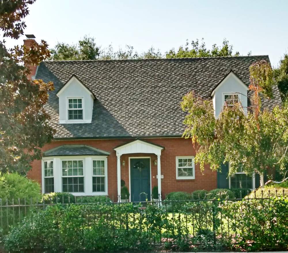 Solve Windows in the roof line jigsaw puzzle online with 16 pieces