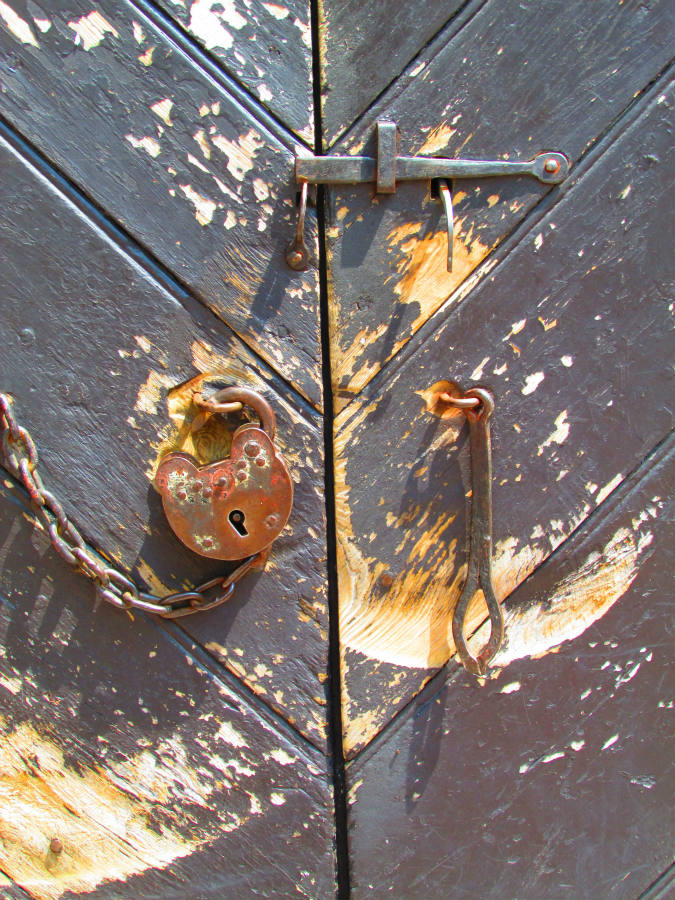 Solve Series Locks and Latches jigsaw puzzle online with 48 pieces