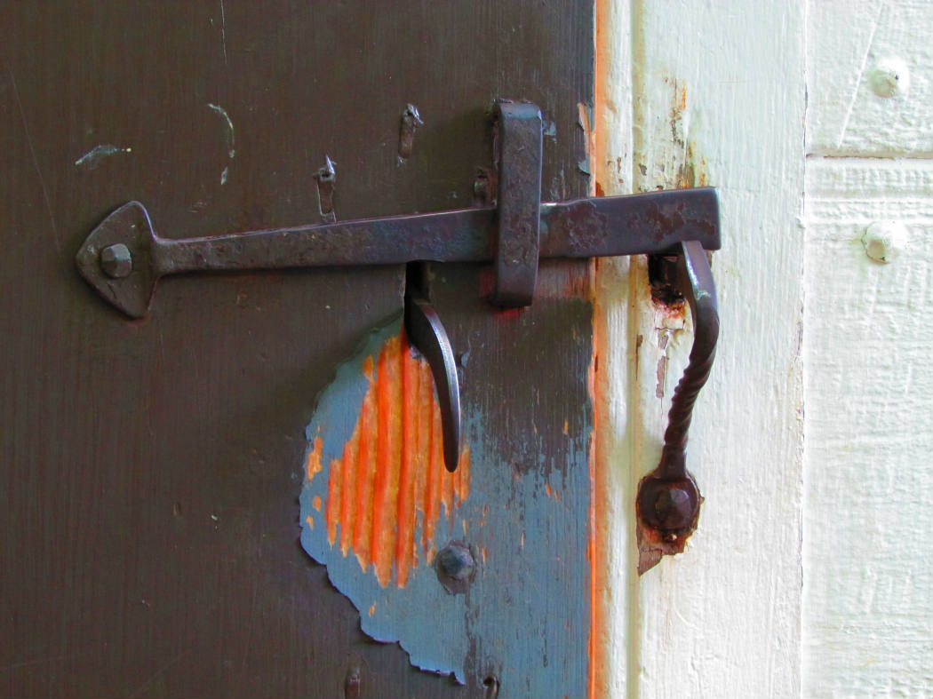 Solve Series Locks and Latches jigsaw puzzle online with 30 pieces