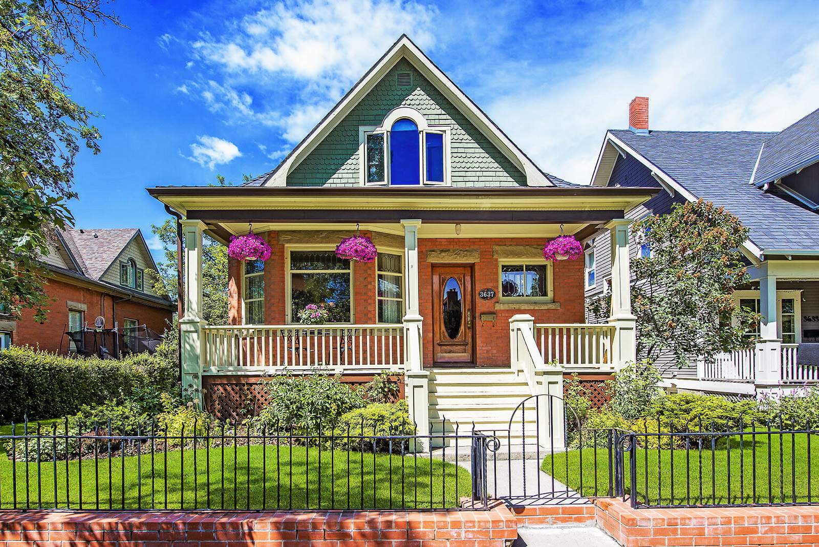 Solve Calgary, Alberta jigsaw puzzle online with 176 pieces