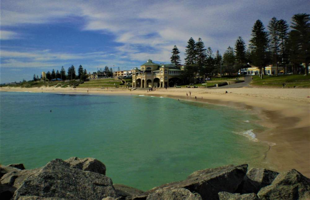 Solve Cottesloe Beach Perth jigsaw puzzle online with 12 pieces