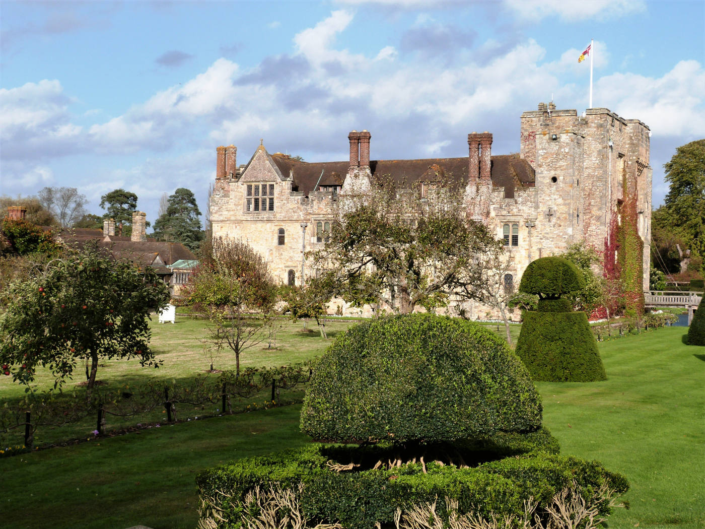 Solve Hever Castle, Kent jigsaw puzzle online with 154 pieces