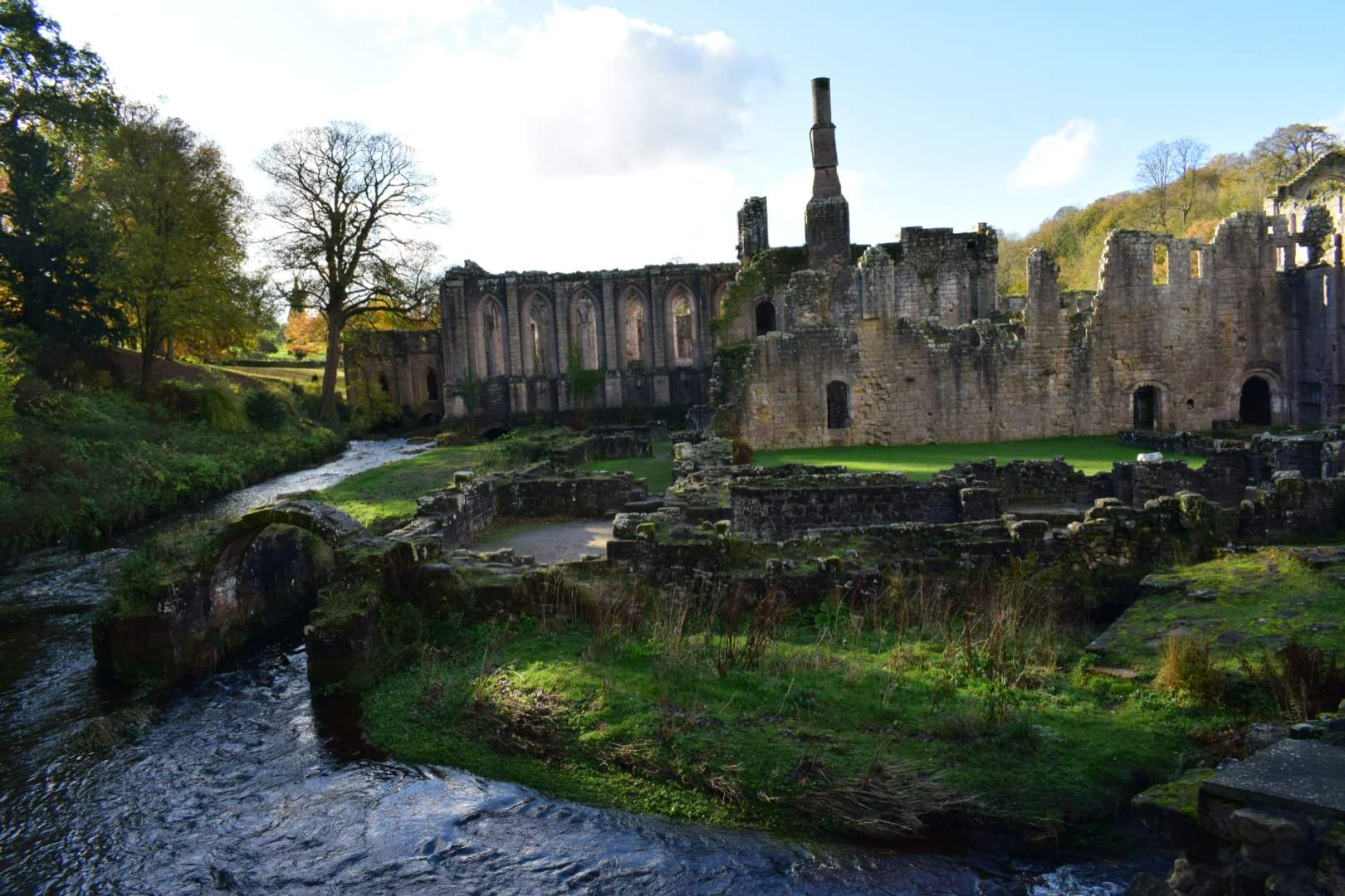 Solve Fountains Abbey Large jigsaw puzzle online with 486 pieces