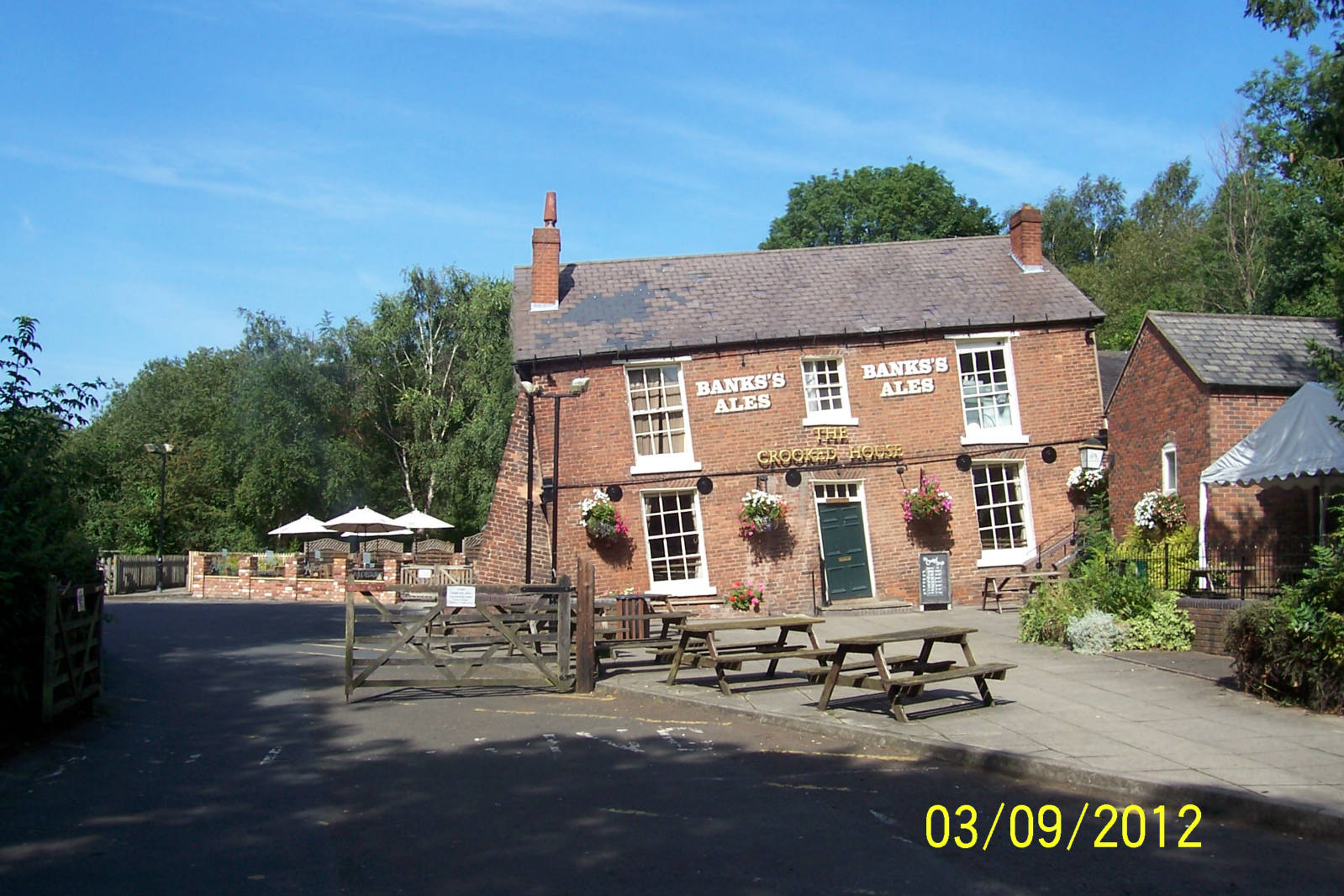 Solve The Crooked House (Glynne Arms), nr. Dudley jigsaw puzzle online
