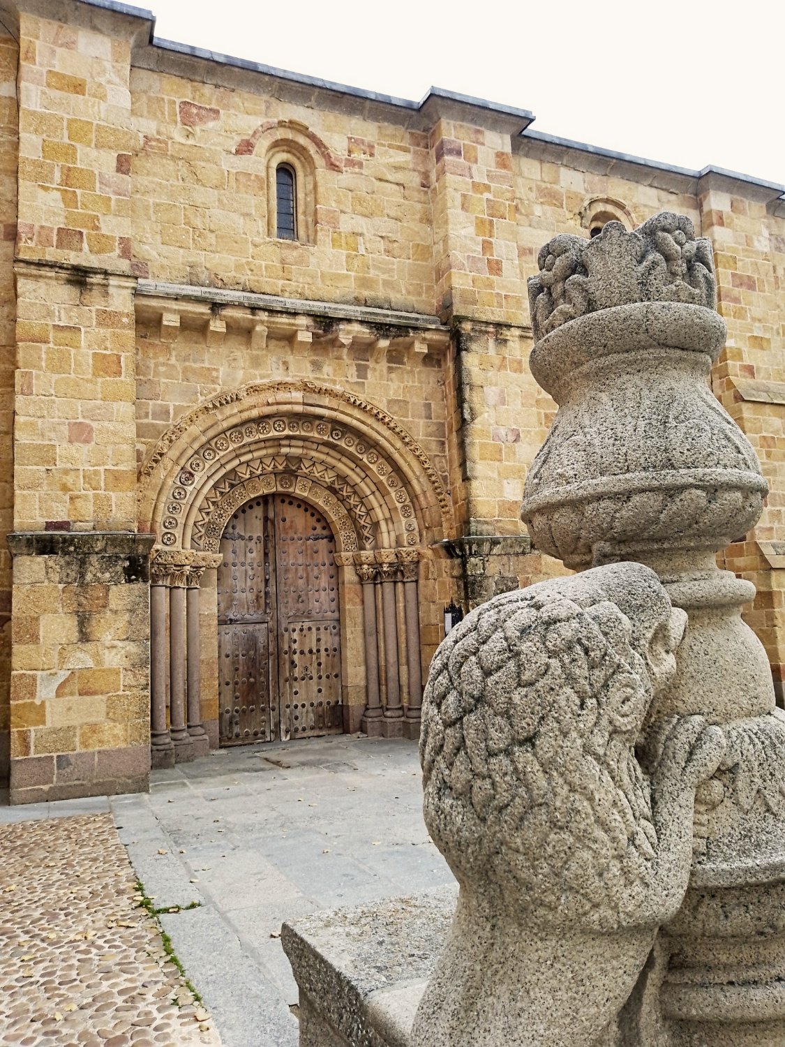 Solve Avila, Spain jigsaw puzzle online with 130 pieces