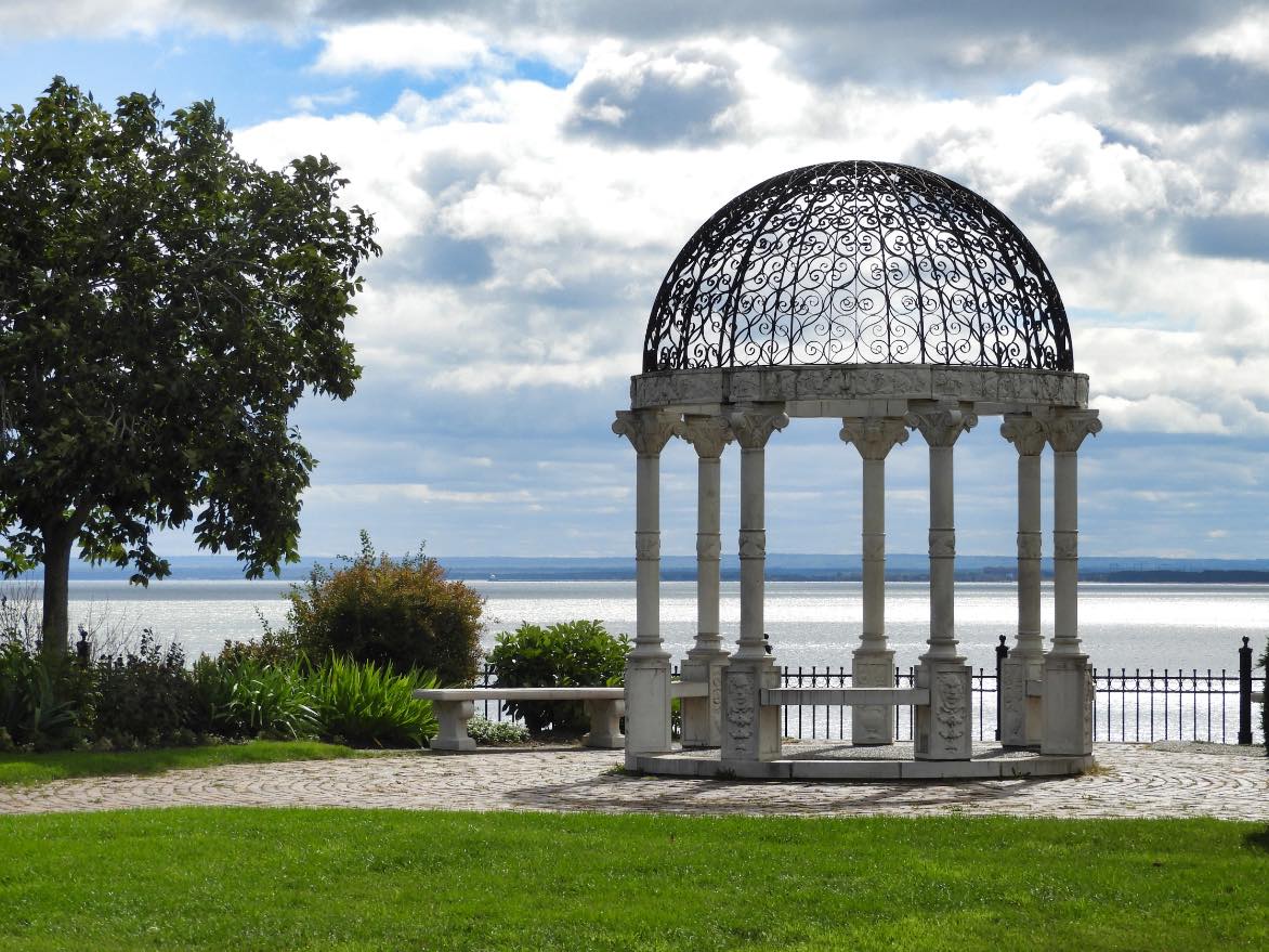 Solve Gazebo in the Duluth, MN, rose garden jigsaw puzzle online with