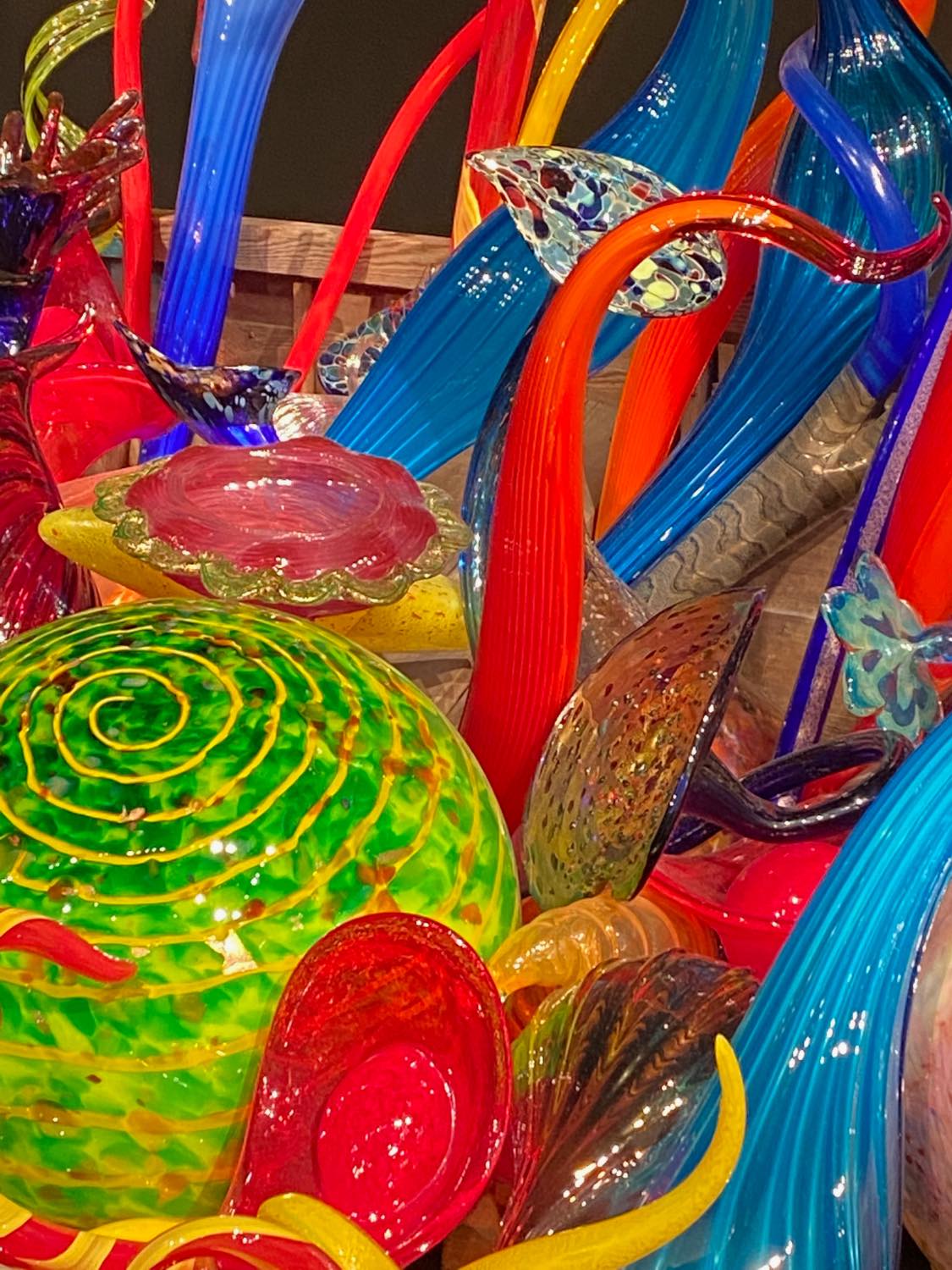 Solve Chihuly Glass 2 jigsaw puzzle online with 300 pieces