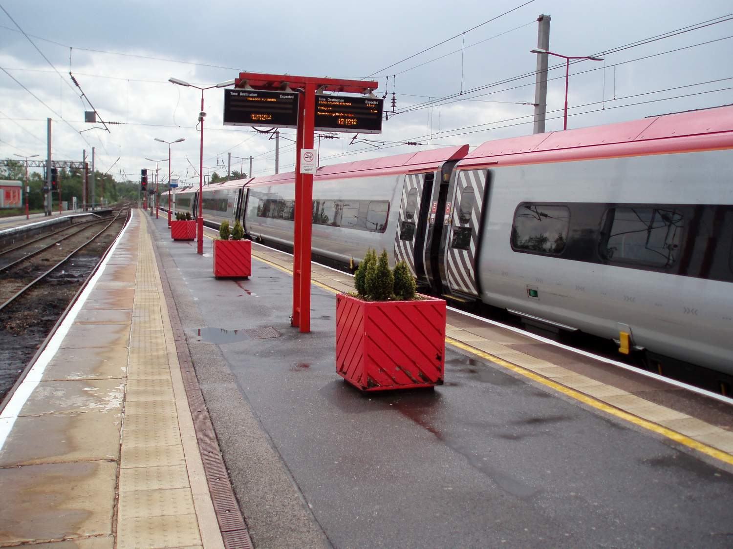 Solve Wigan North Western Rail Station (4) jigsaw puzzle online with 48