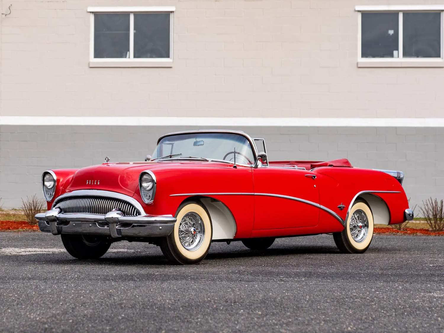 Solve 1954 Buick Skylark jigsaw puzzle online with 80 pieces