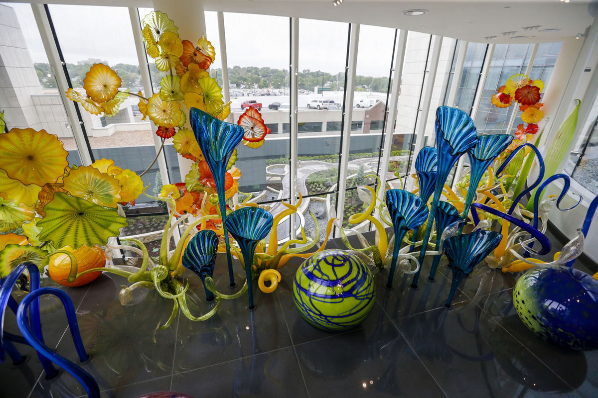 Solve chihuly jigsaw puzzle online with 260 pieces
