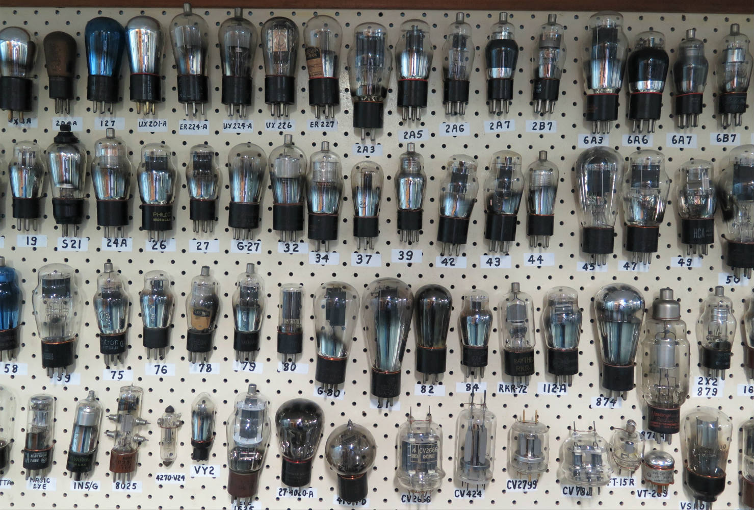 Solve Thermionic Valves jigsaw puzzle online with 150 pieces