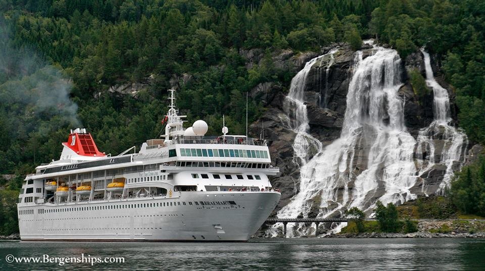 Solve Braemar in Hardangerfjord, Norway jigsaw puzzle online with 28 pieces