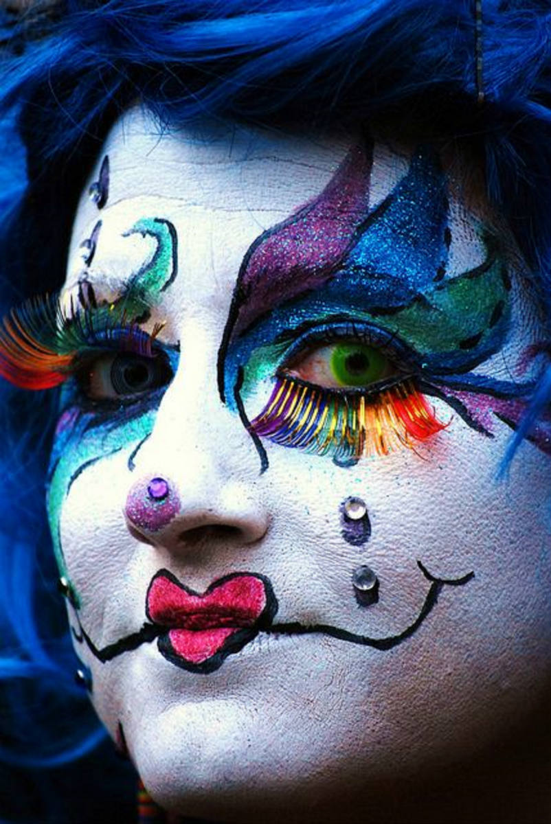 Грим скомороха. Макияж клоуна цветной. Художественный макияж на лице клоун. Макияж фиолетовый клоуна