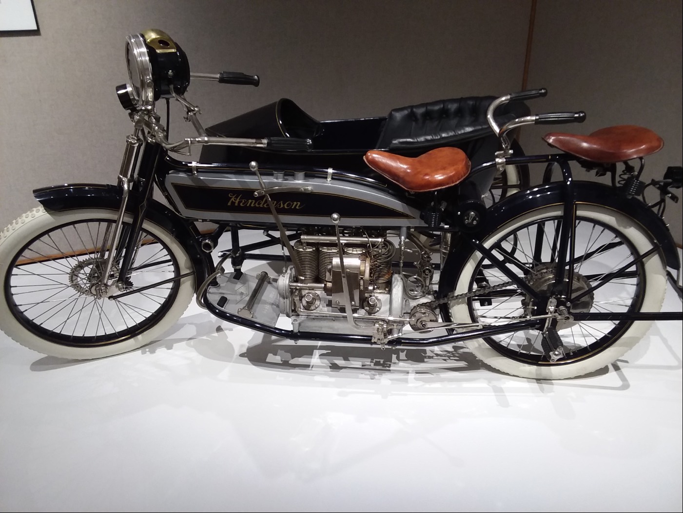 Solve Antique Henderson motor cycle jigsaw puzzle online with 154 pieces