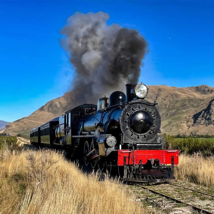 Solve The Kingston flyer jigsaw puzzle online with 16 pieces