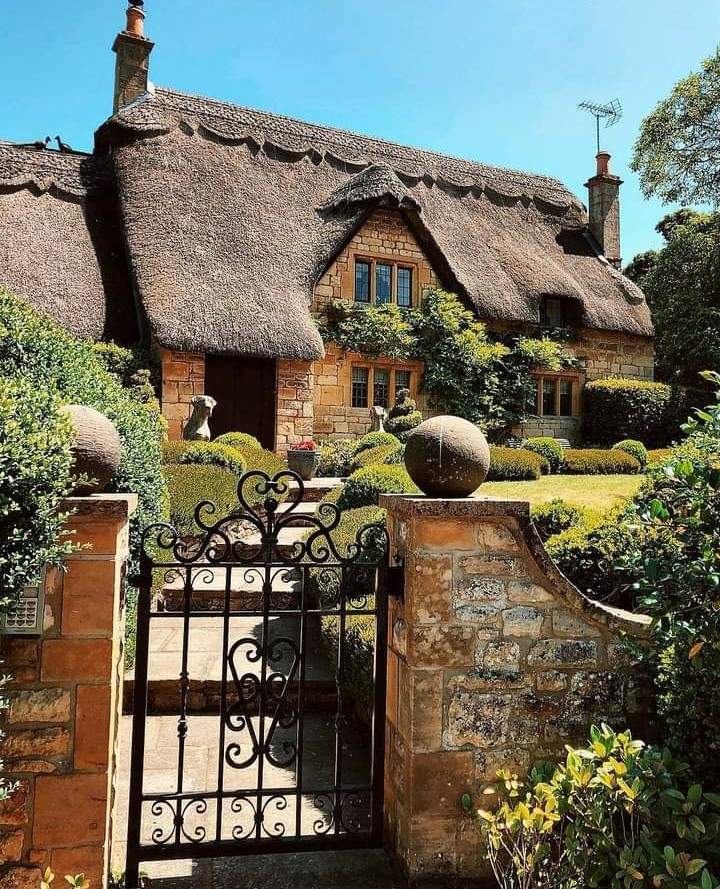Solve A Cotswold cottage, England jigsaw puzzle online with 80 pieces