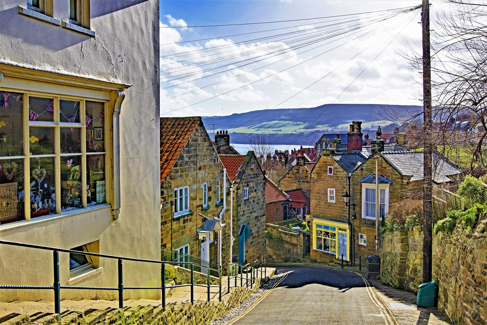 Solve Robin Hood's Bay jigsaw puzzle online with 216 pieces