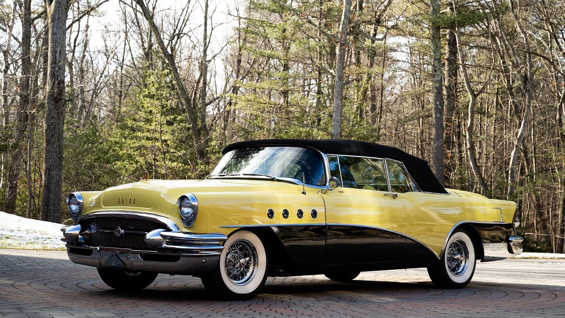 Solve 1955 Buick Roadmaster Convertible jigsaw puzzle online with 66 pieces