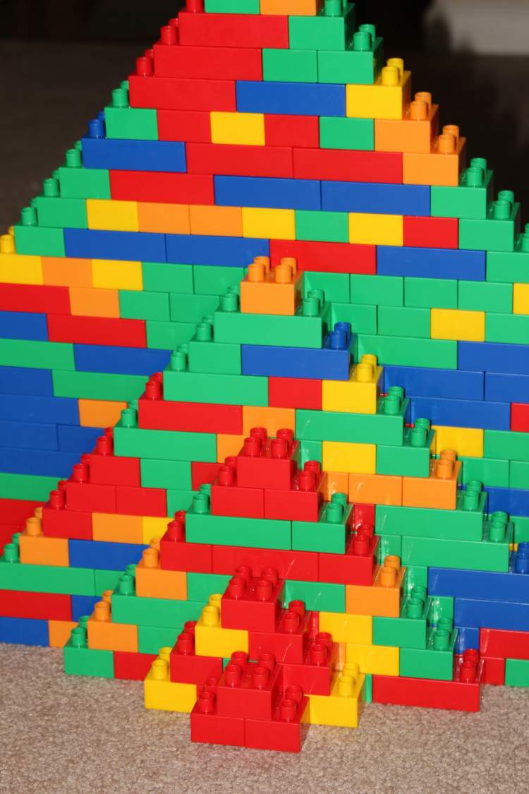 Solve Blocks in Pyramids jigsaw puzzle online with 54 pieces