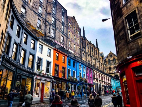 Solve A curve of color. Victoria Street Edinburgh Scotlajd by ...