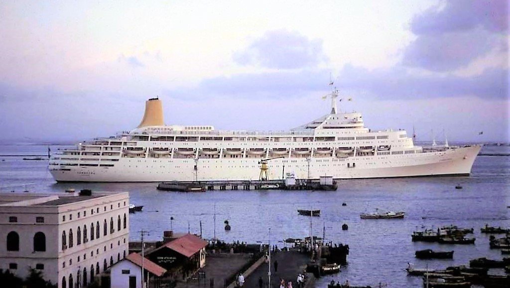 Solve Canberra jigsaw puzzle online with 28 pieces