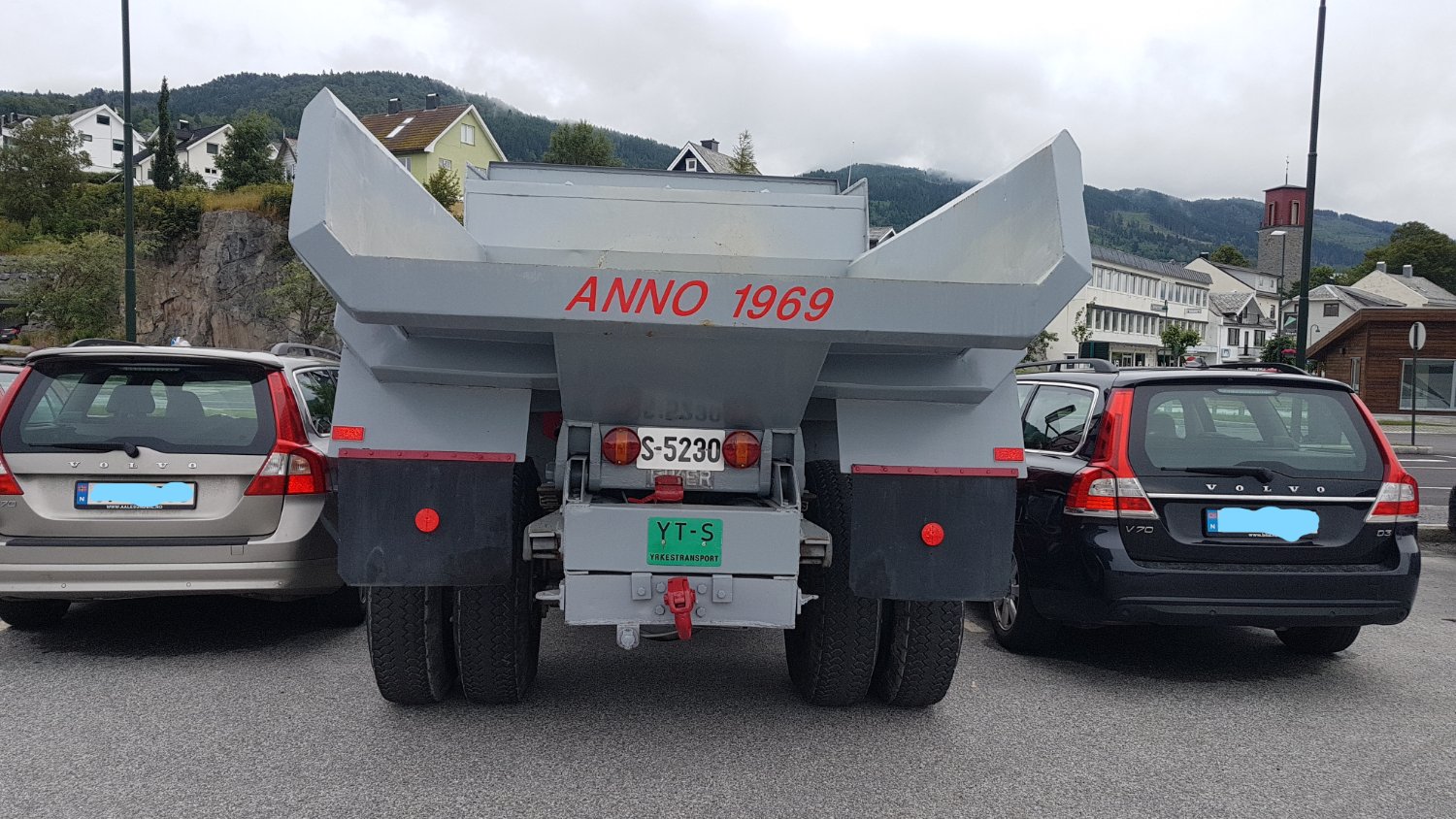 Solve Old Lorry 2 jigsaw puzzle online with 15 pieces