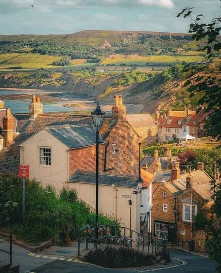 Solve Robin Hood's Bay, England jigsaw puzzle online with 80 pieces