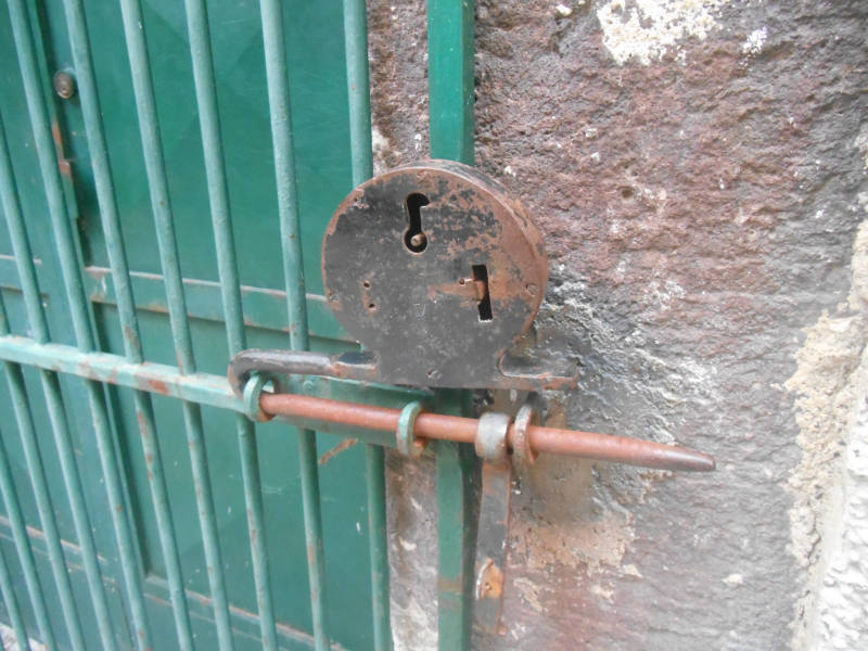 Solve Locks and padlocks 1 jigsaw puzzle online with 12 pieces