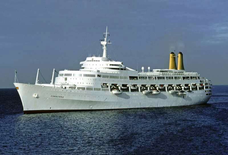 Solve Canberra jigsaw puzzle online with 24 pieces