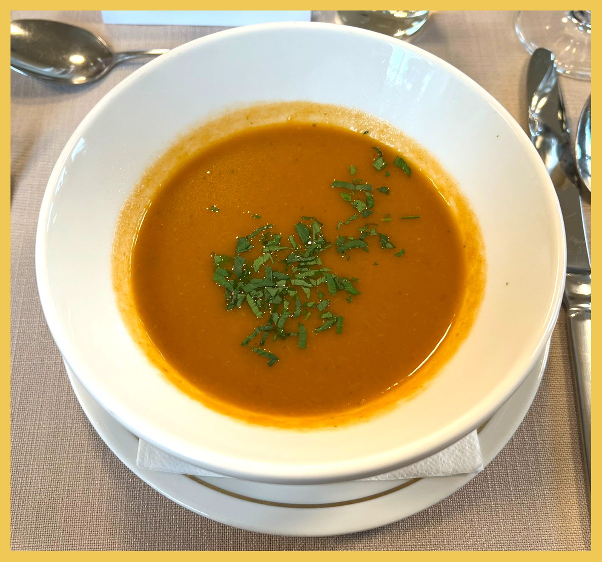 Solve Tomato soup with small meatballs. Tomaten soep met ballekes