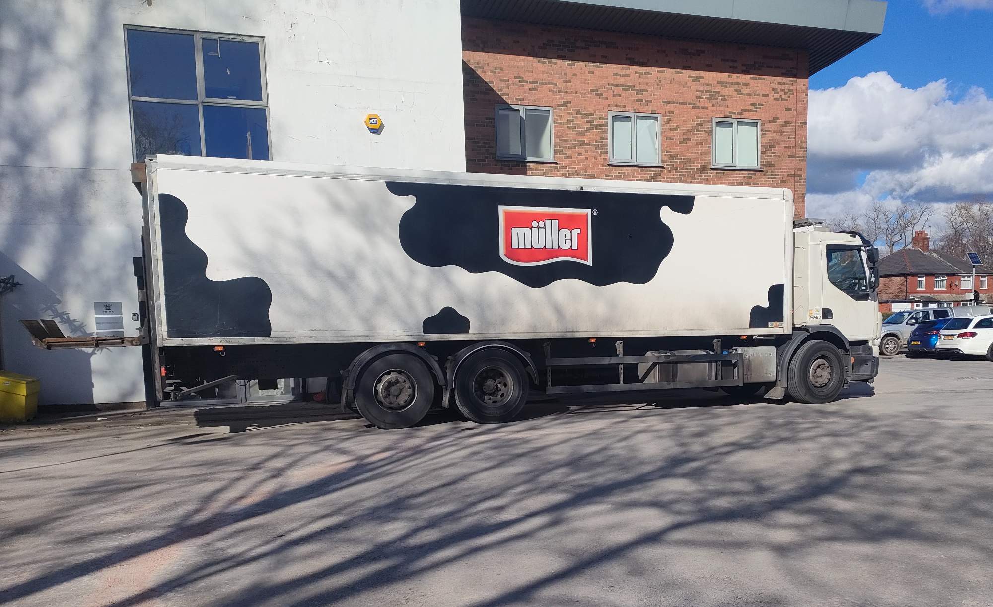 Solve Dairy produce delivery truck jigsaw puzzle online with 160 pieces